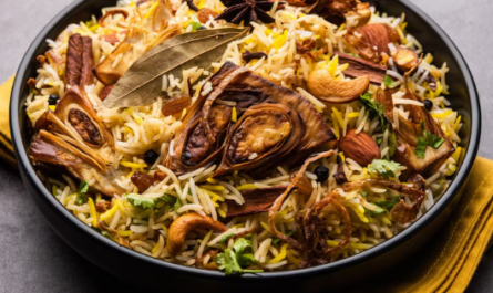 भारतीय स्वयंपाकघरातील बिर्याणीचे स्थान अनन्यसाधारण आहे. मसाल्यांची उबदार चव, ताज्या भाज्यांचा संगम आणि बासमती तांदळाची मोहक सुगंध — हीच आहे आपली व्हेज बिर्याणी. अनेकांना वाटतं की बिर्याणी म्हणजे मांसाहारी पदार्थ, पण शाकाहारी बिर्याणी देखील तितकीच चविष्ट, समृद्ध आणि आत्मा तृप्त करणारी असते.