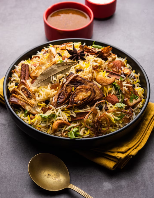 भारतीय स्वयंपाकघरातील बिर्याणीचे स्थान अनन्यसाधारण आहे. मसाल्यांची उबदार चव, ताज्या भाज्यांचा संगम आणि बासमती तांदळाची मोहक सुगंध — हीच आहे आपली व्हेज बिर्याणी. अनेकांना वाटतं की बिर्याणी म्हणजे मांसाहारी पदार्थ, पण शाकाहारी बिर्याणी देखील तितकीच चविष्ट, समृद्ध आणि आत्मा तृप्त करणारी असते.